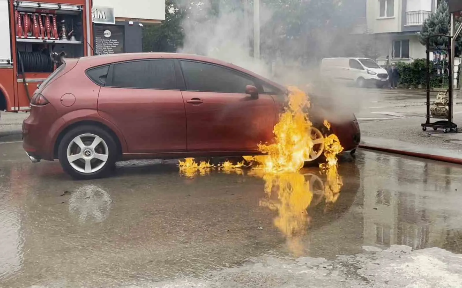 Aksaray’da seyir halindeyken yanmaya başlayan otomobil alevler içinde kaldı. Yangın