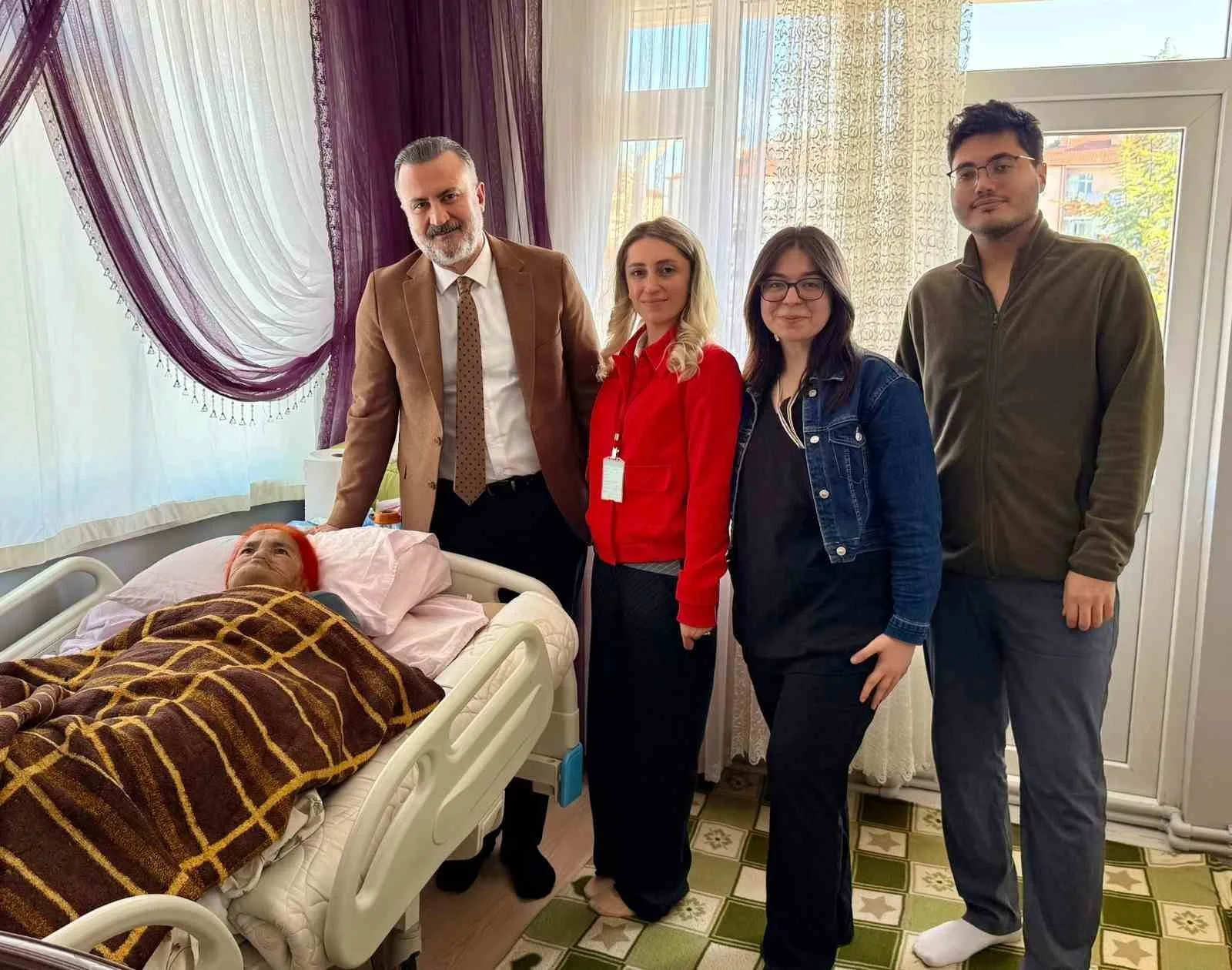 Konya’nın Akşehir İlçe Devlet Hastanesi yöneticileri, evde sağlık hizmetinden yararlanan