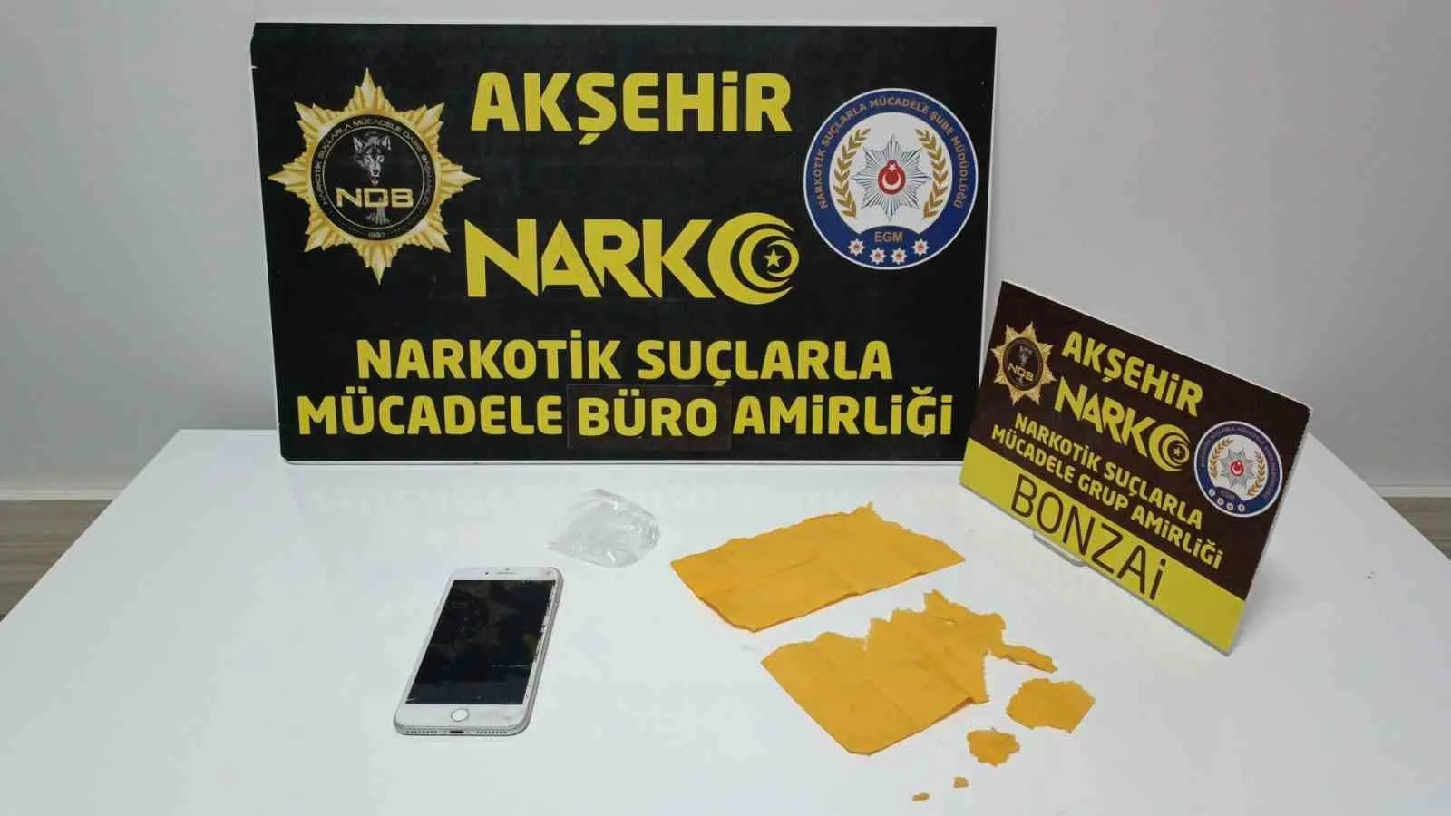 Konya’nın Akşehir ilçesinde narkotik polisinin düzenlediği uyuşturucu operasyonunda 2 kişi