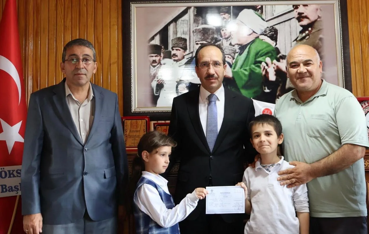 Konya’nın Akşehir ilçesinde ilkokul öğrencisi iki kardeş, bir yıldır harçlıklarından