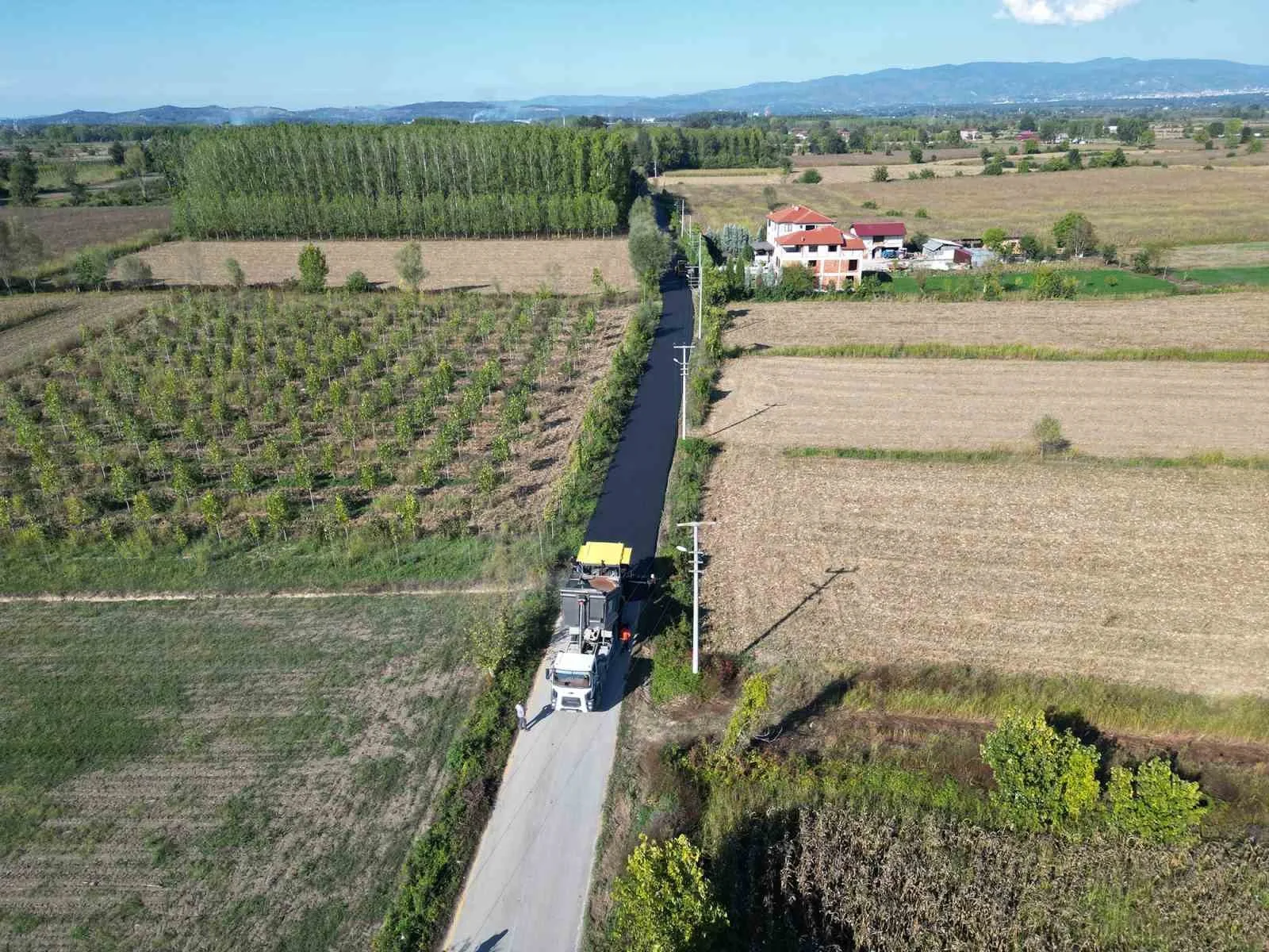 Sakarya Büyükşehir Belediyesi’nin yürüttüğü asfalt mesaisi çerçevesinde Akyazı’nın iki önemli