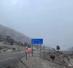 Antalya-Konya kara yolunun bin 825 rakımlı Alacabel mevkii beyaza büründü.