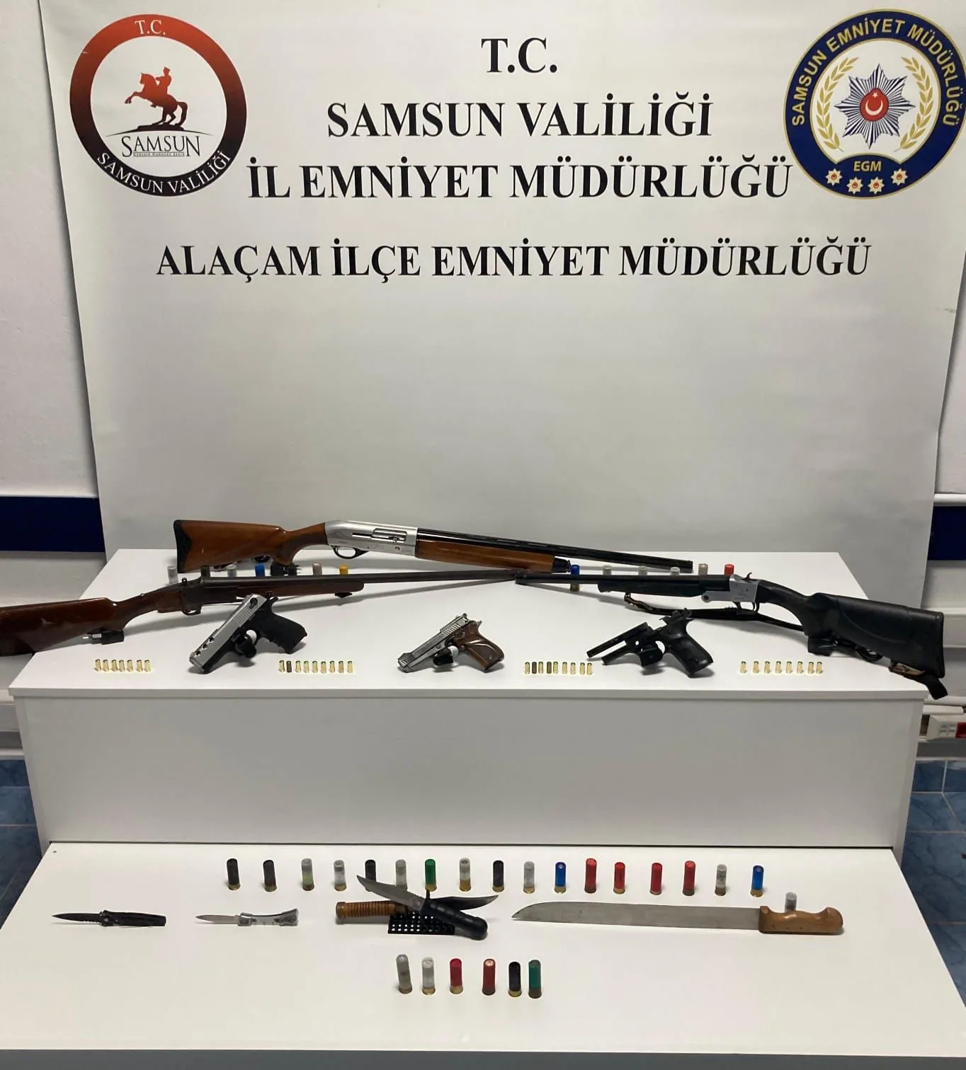 Samsun’un Alaçam ilçesinde polis ekipleri tarafından düzenlenen operasyonda, ruhsatsız silahlar