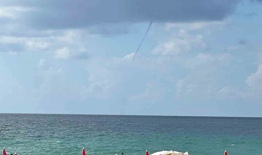 Antalya’nın Alanya ilçesi açıklarında hortum çıktı. Denize giren tatilcilerin merakla