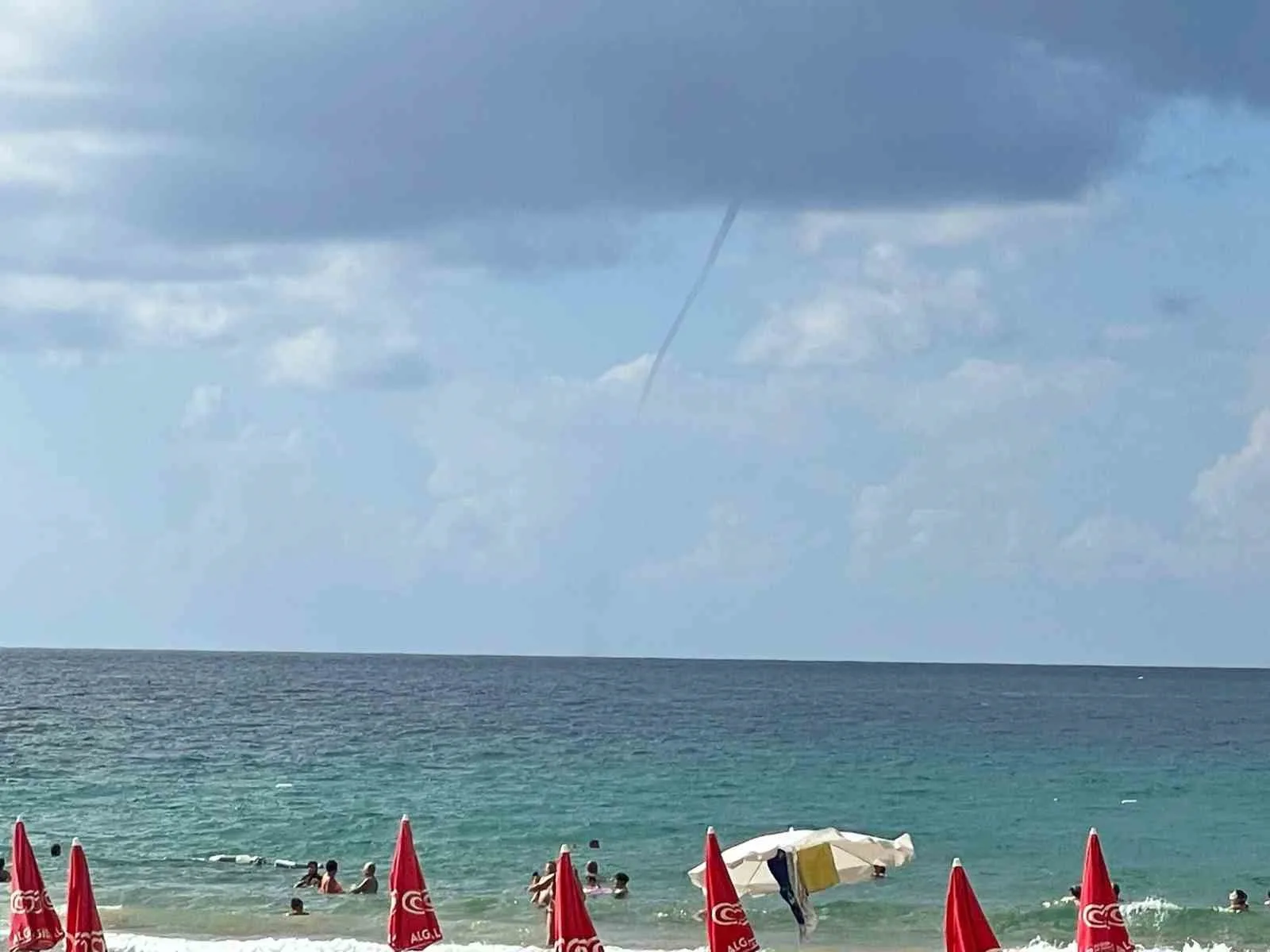 Antalya’nın Alanya ilçesi açıklarında hortum çıktı. Denize giren tatilcilerin merakla