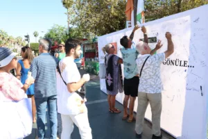 Alanya Alaaddin Keykubat Üniversitesi (ALKÜ) tarafından Anıt Meydanı’na konulan “Özgür