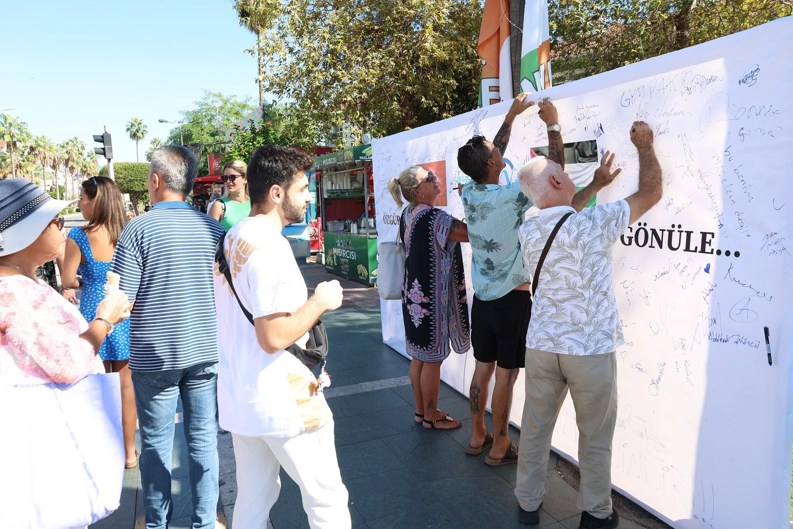 Alanya Alaaddin Keykubat Üniversitesi (ALKÜ) tarafından Anıt Meydanı’na konulan “Özgür