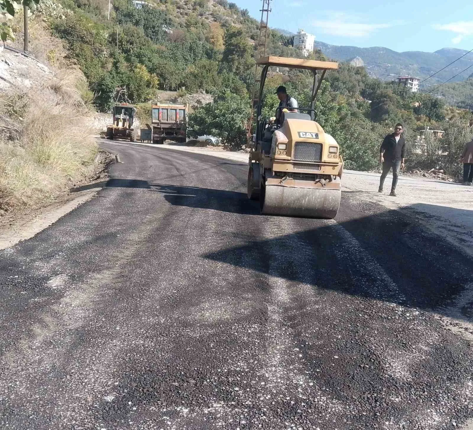 Antalya Büyükşehir Belediyesi, Alanya’nın kırsal mahalle yollarını kışa hazırlama çalışmalarını