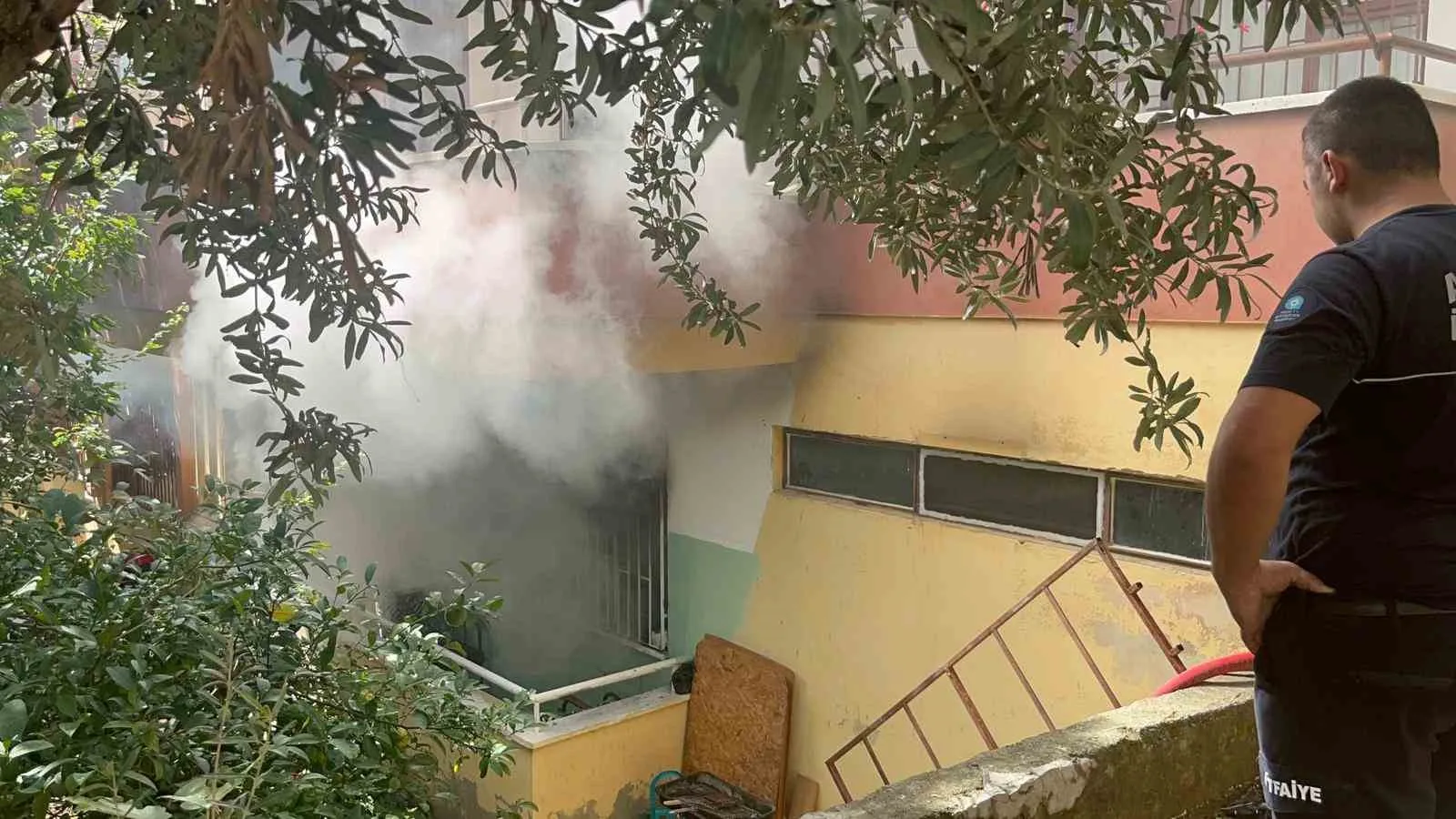 Antalya’nın Alanya ilçesinde 4 katlı binanın birinci katında çıkan yangın