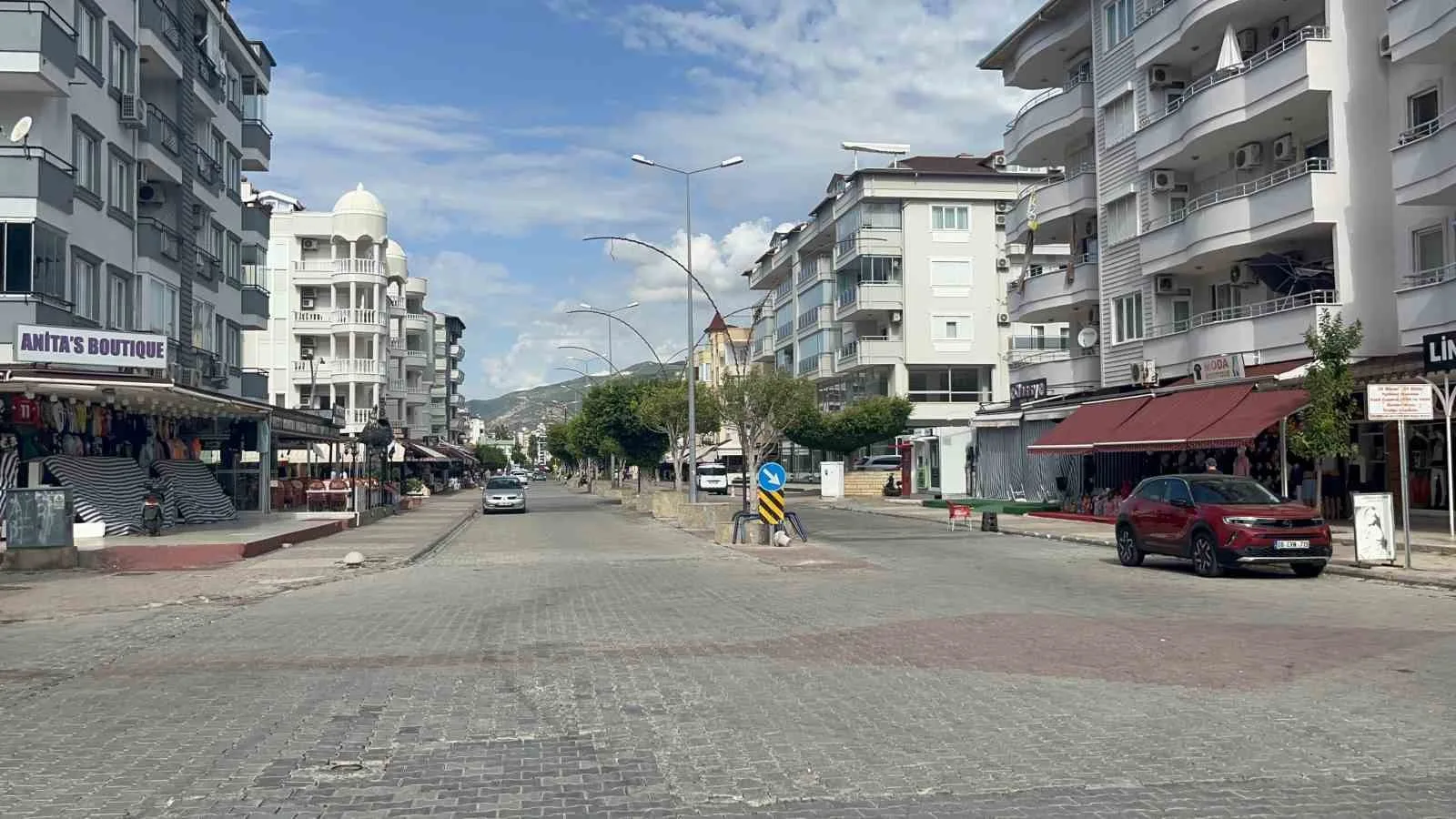 Antalya’nın Alanya ilçesinde, bulunan iki komşu esnaf arasında yaşanan tartışma