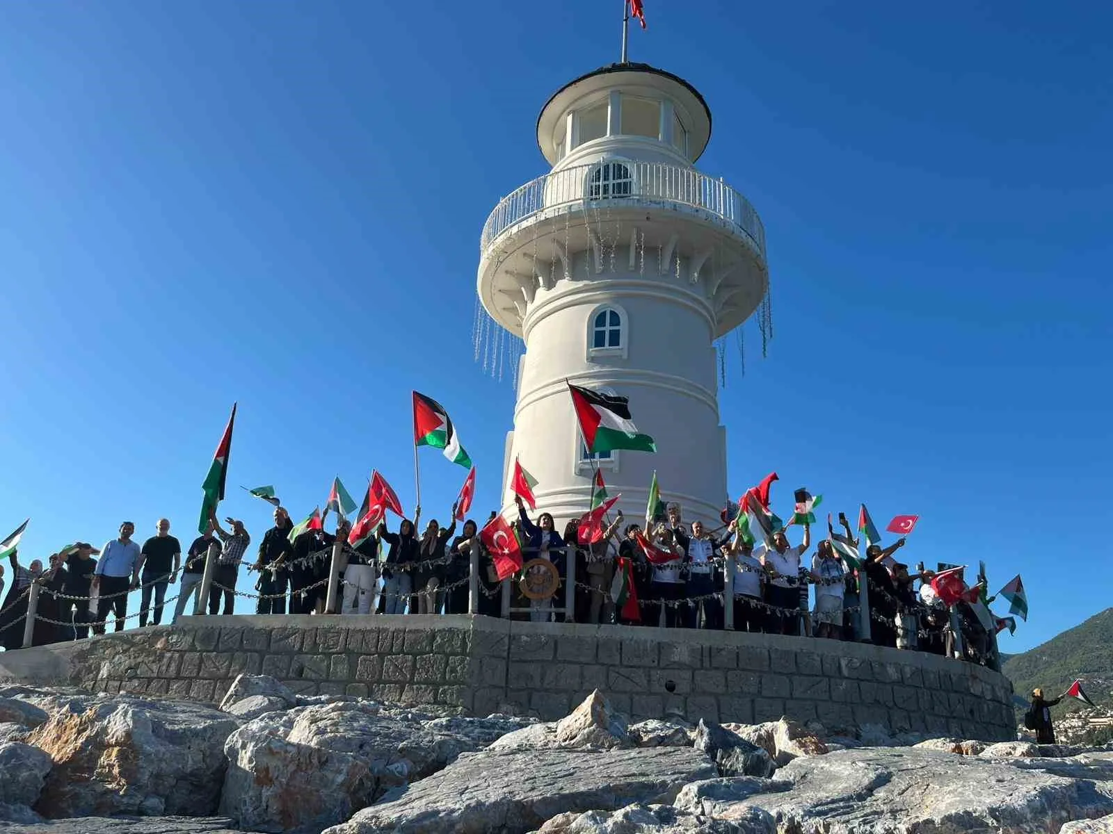 Antalya’nın Alanya ilçesinde, İsrail’in Gazze’ye yönelik insanlık dışı saldırıları protesto