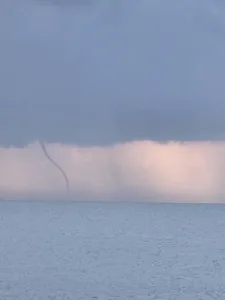 Antalya’nın Alanya ilçesi Konaklı açıklarında oluşan hortum, kısa süreli paniğe