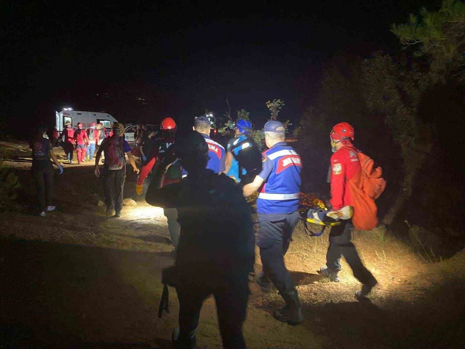 Antalya’nın Alanya ilçesinde mağarada yüksekten düşerek mahsur kalan 2 çocuk,