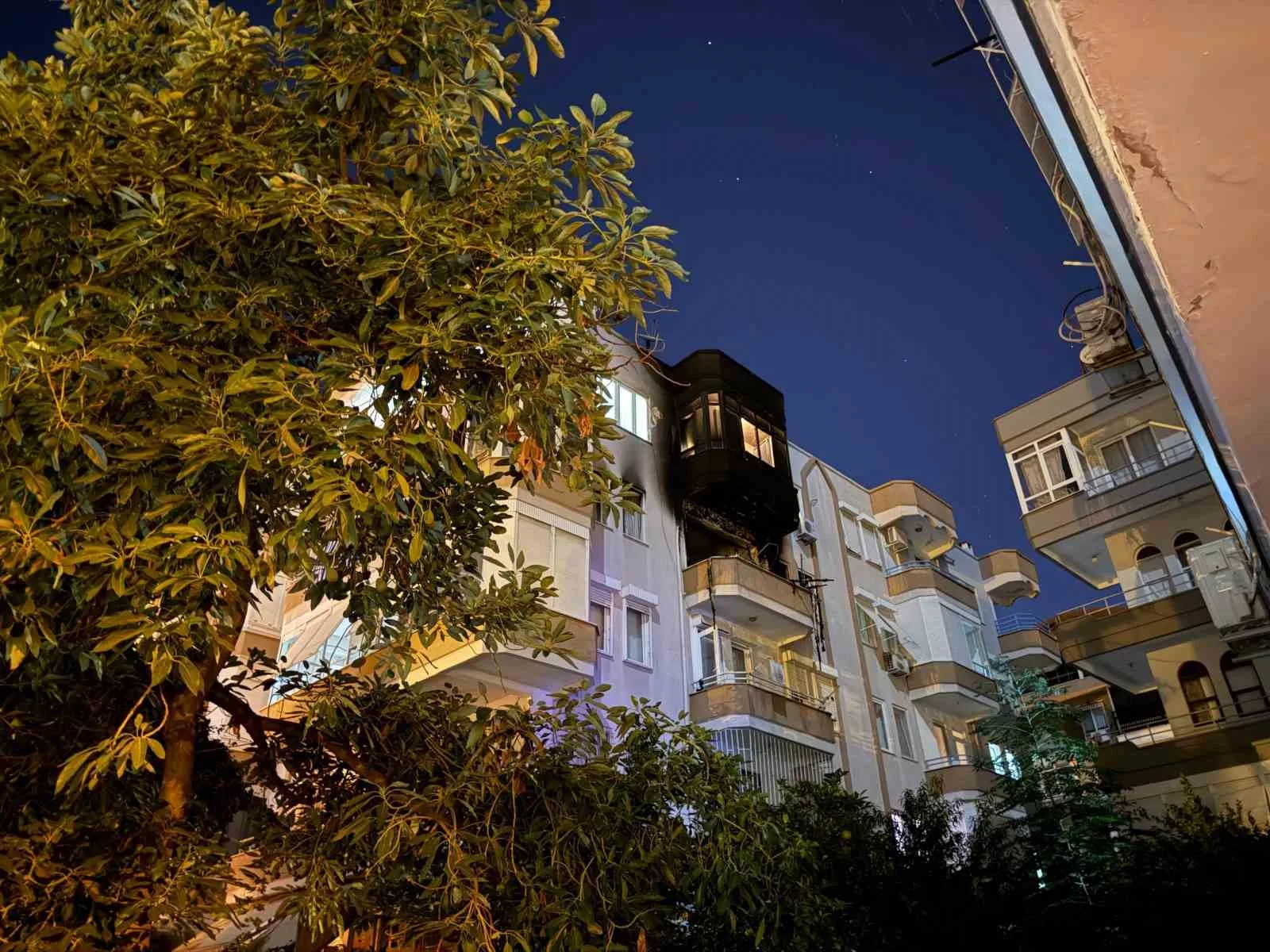 Antalya’nın Alanya ilçesinde gece saatlerinde apartman dairesinde çıkan yangında hayatını