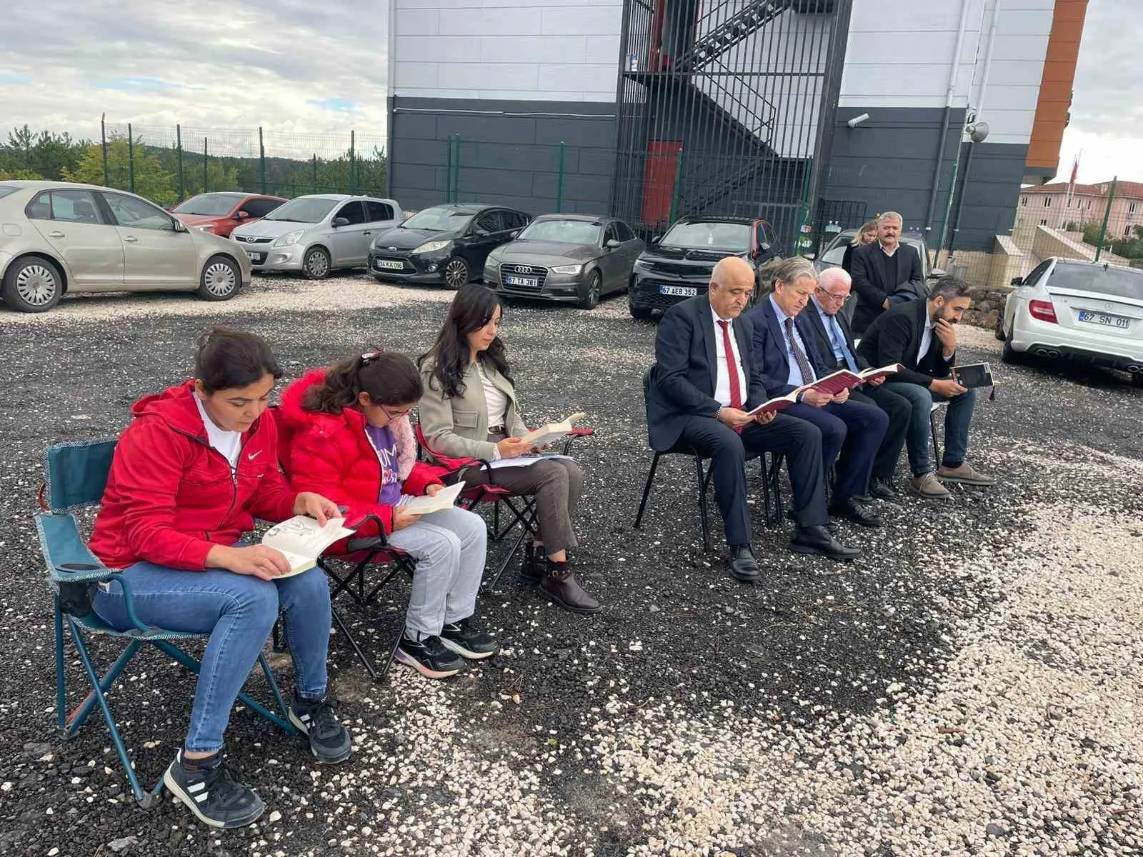Zonguldak’ın Alaplı ilçesinde Ağaç gölgesinde kitap okuma etkinliği yapıldı. Alaplı