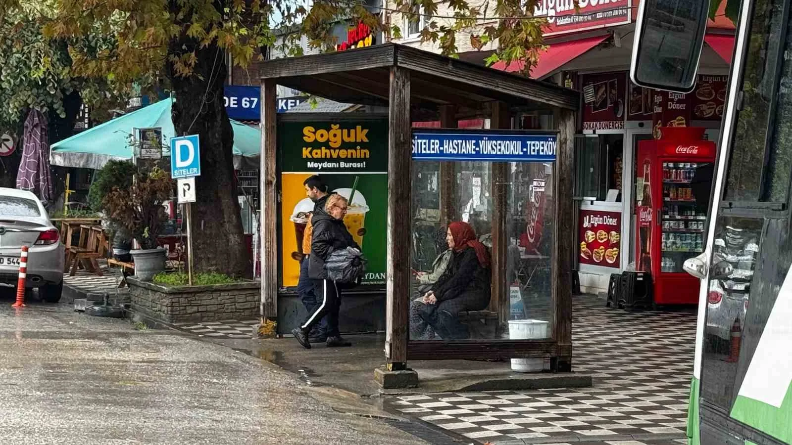 Zonguldak’ın Alaplı ilçesinde halk otobüsü duraklarında araçların kalkış ve varış