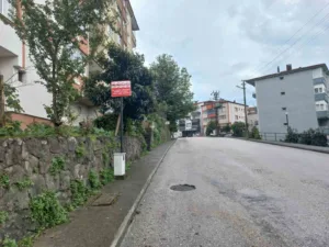 Zonguldak’ın Alaplı ilçe genelinde büyük araçların gelişi güzel park edilmesine