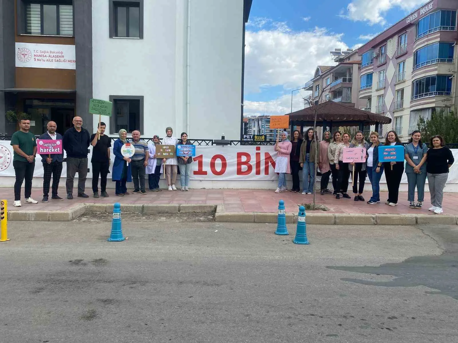 Manisa’nın Alaşehir ilçesinde İlçe Sağlık Müdürlüğü personelleri, “Dünya Yürüyüş Günü”