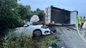 Manisa’nın Alaşehir ilçesinde yağış nedeniyle kontrolden çıkan kamyonetin devrilip karşı