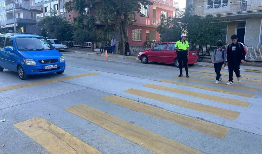 Manisa’nın Alaşehir ilçesinde polis ve gece bekçileri, okul çevrelerinde yaptıkları