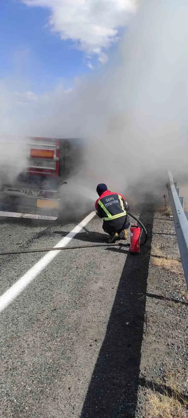 Bingöl’de alev alan tır dorsesi, ekipler tarafından söndürüldü. Olay, Bingöl-Diyarbakır