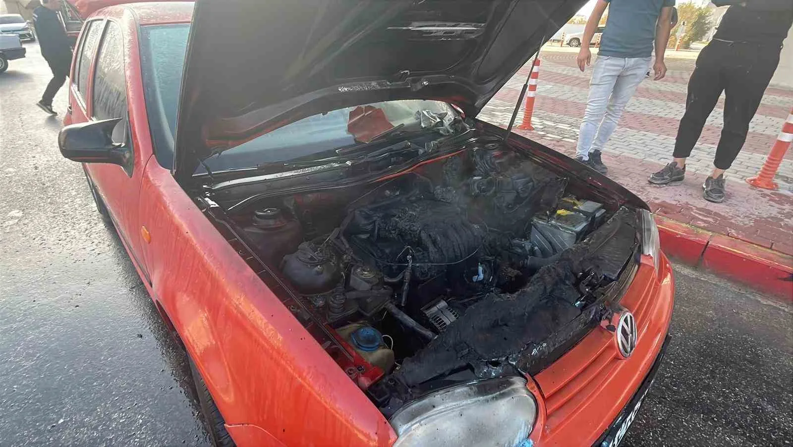 Karaman’da seyir halindeyken motor kısmından alev alan LPG’li otomobile ilk