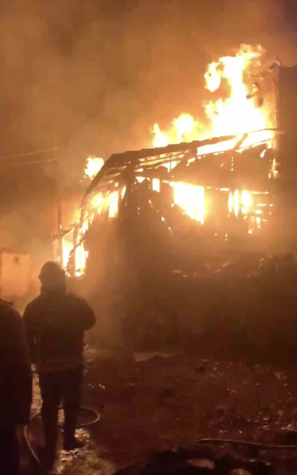 Çorum’un İskilip ilçesinde bir köyde çıkan yangında 3 ev kullanılmaz