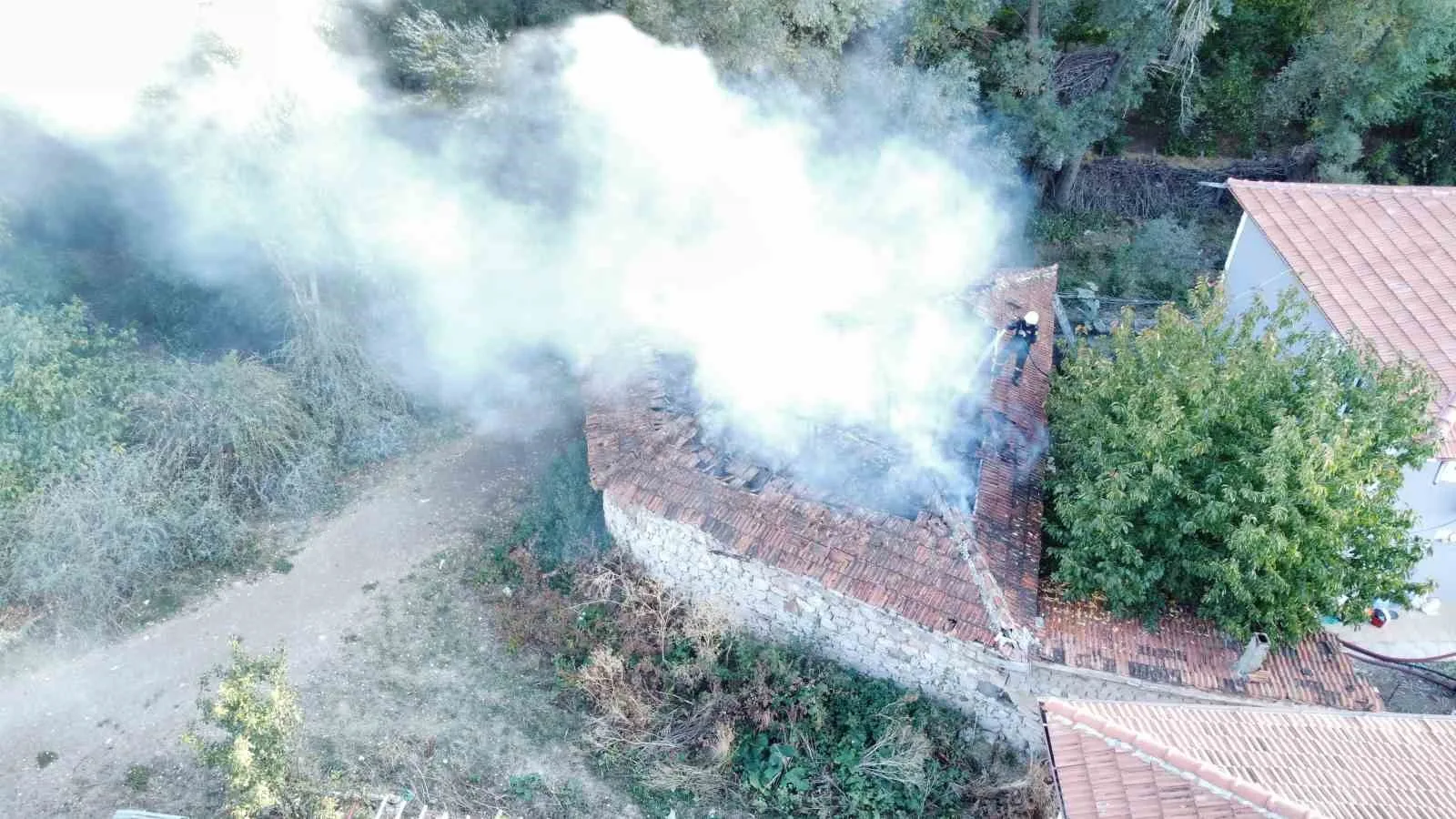 Çorum’un Alaca ilçesinde bir evin tandır bölümünde çıkan yangın itfaiye