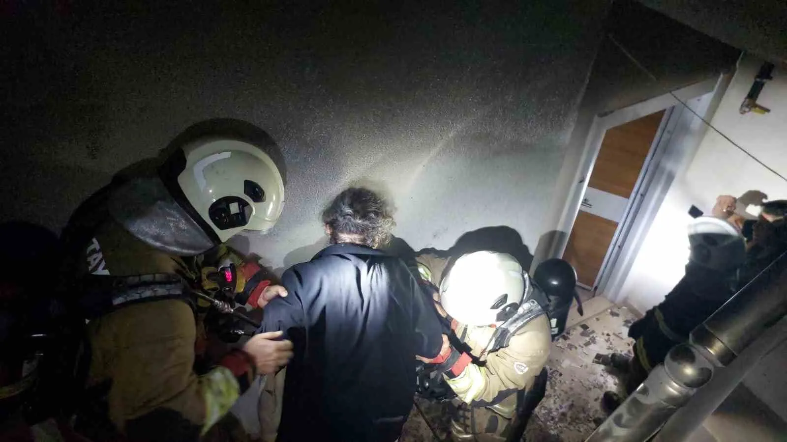 Hatay’da bir apartmanın elektrik odası alevlere teslim olarak yandı. Yangında