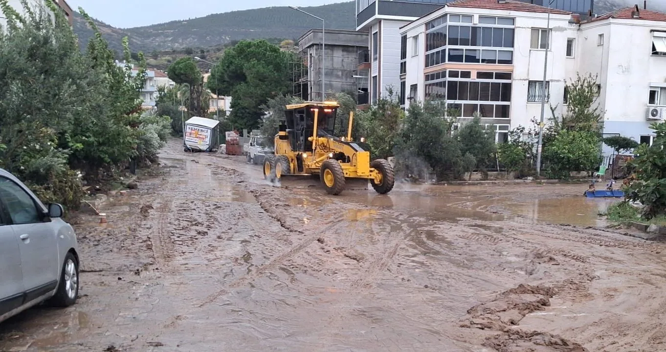 İzmir’in Foça ilçesindeki sel felaketinin ardından Aliağa Belediyesi ekipleri, hızla