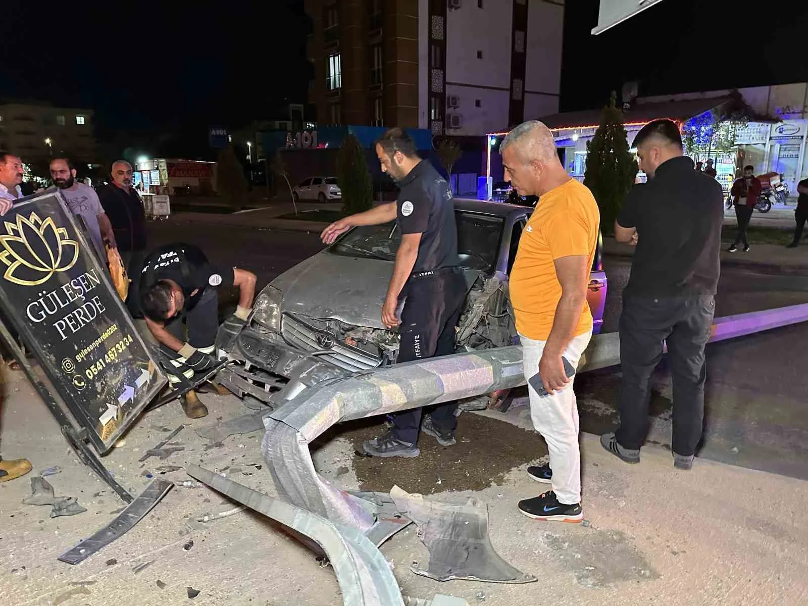 Adıyaman’da alkollü olduğu öğrenilen sürücünün kullandığı otomobil aydınlatma direğini devirerek