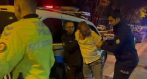Bursa’nın merkez Osmangazi ilçesinde patlak lastikle kaçmaya çalışan sürücü, hem