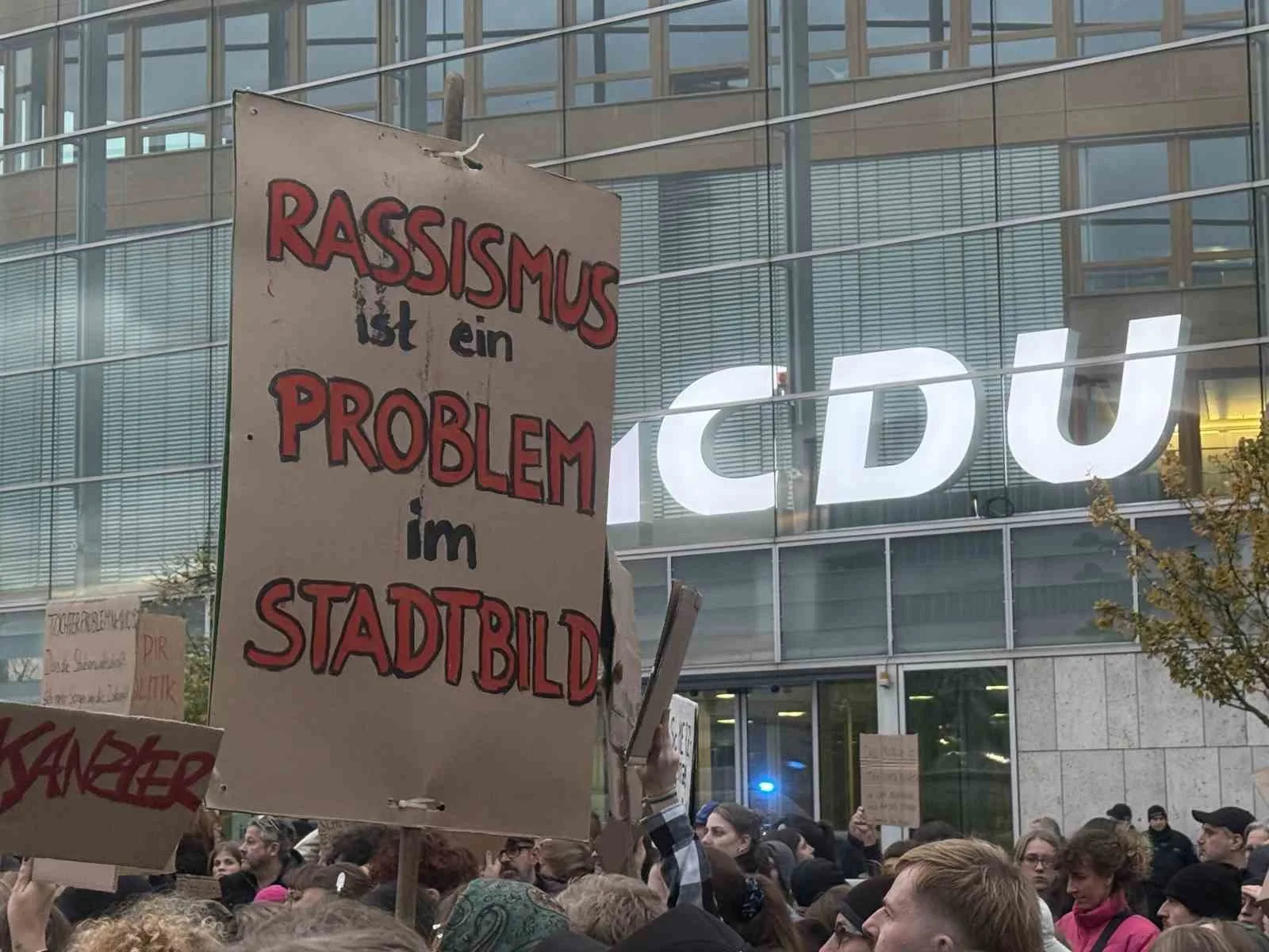 Almanya’da binlerce kişi, “Şehrin görüntüsünde hala sorun var” sözleriyle göçmenleri