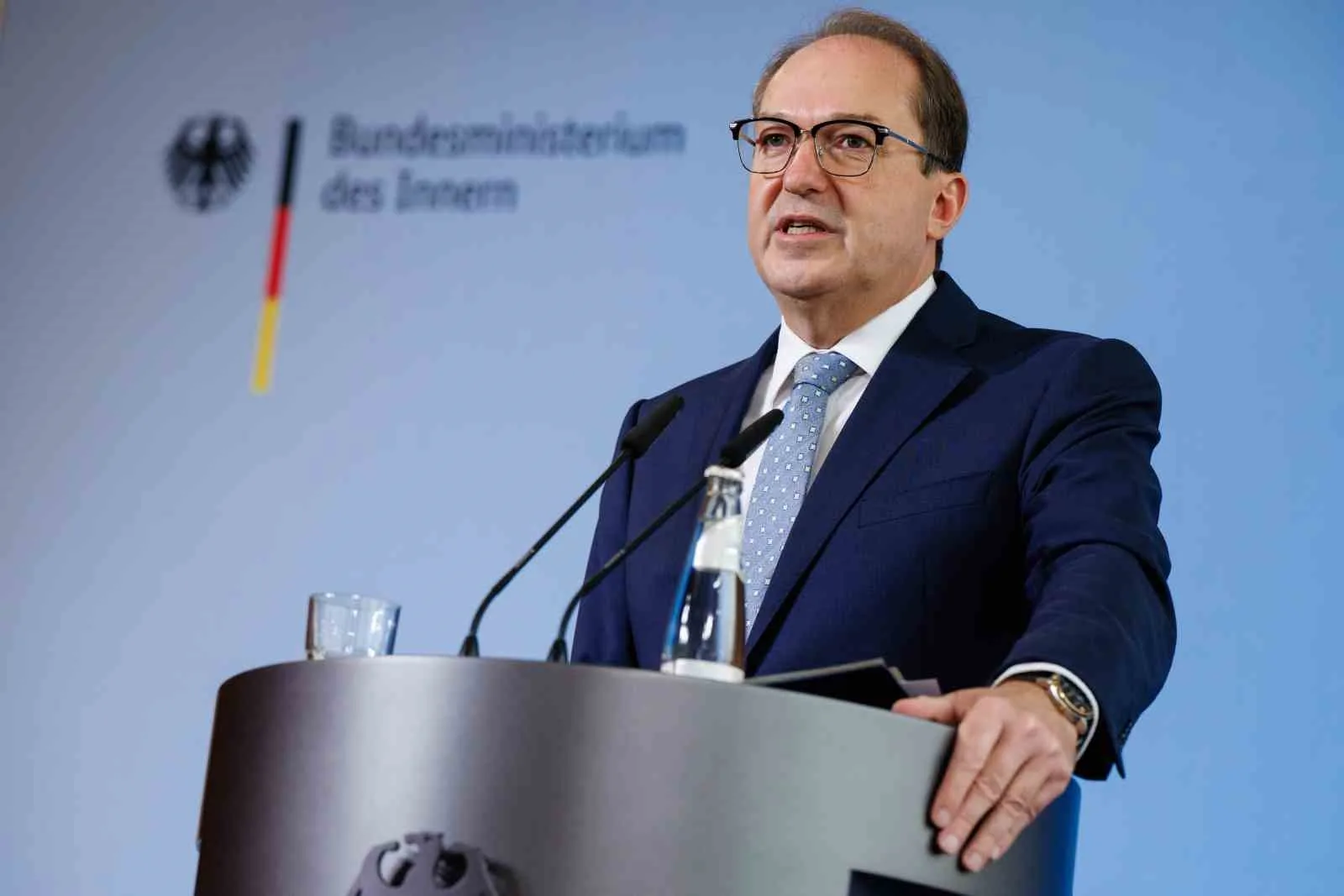 Almanya İçişleri Bakanı Alexander Dobrindt, bakanlar kabinesinin son dönemde ülke