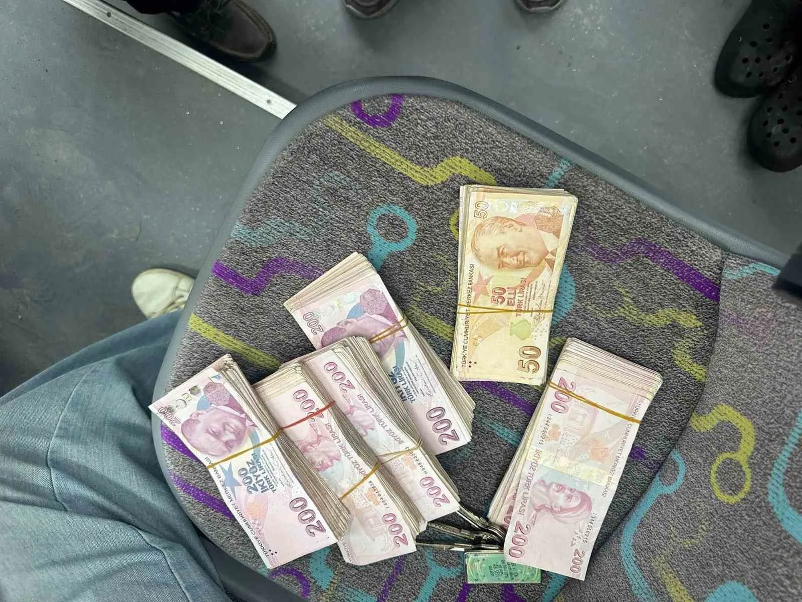 Hatay’ın İskenderun ilçesinde halk otobüsü şoförü, aracında unutulan ve içinde