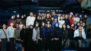 Kocaeli’de düzenlenen etkinlikte Türkiye’nin ilk astronotu Alper Gezeravcı, öğrencilerle bir