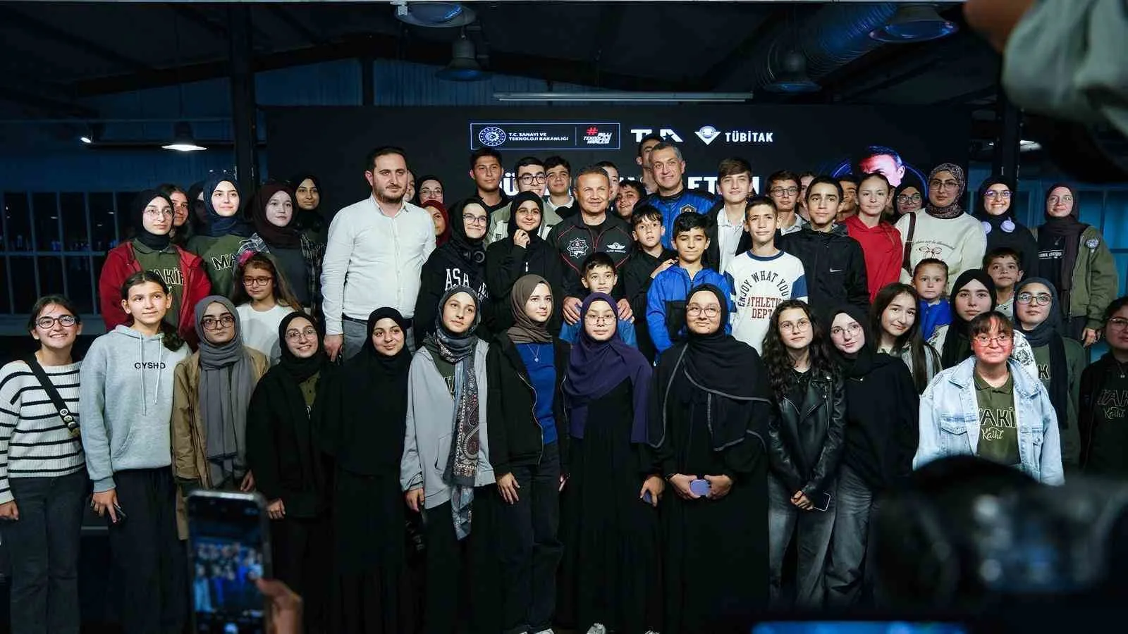 Kocaeli’de düzenlenen etkinlikte Türkiye’nin ilk astronotu Alper Gezeravcı, öğrencilerle bir