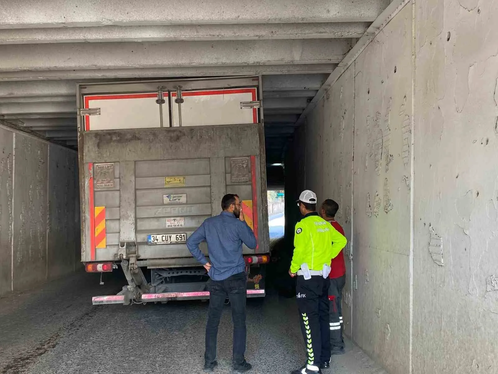Manisa’nın Turgutlu ilçesinde alt geçitte sıkışan kamyon trafik ekiplerinin müdahalesiyle