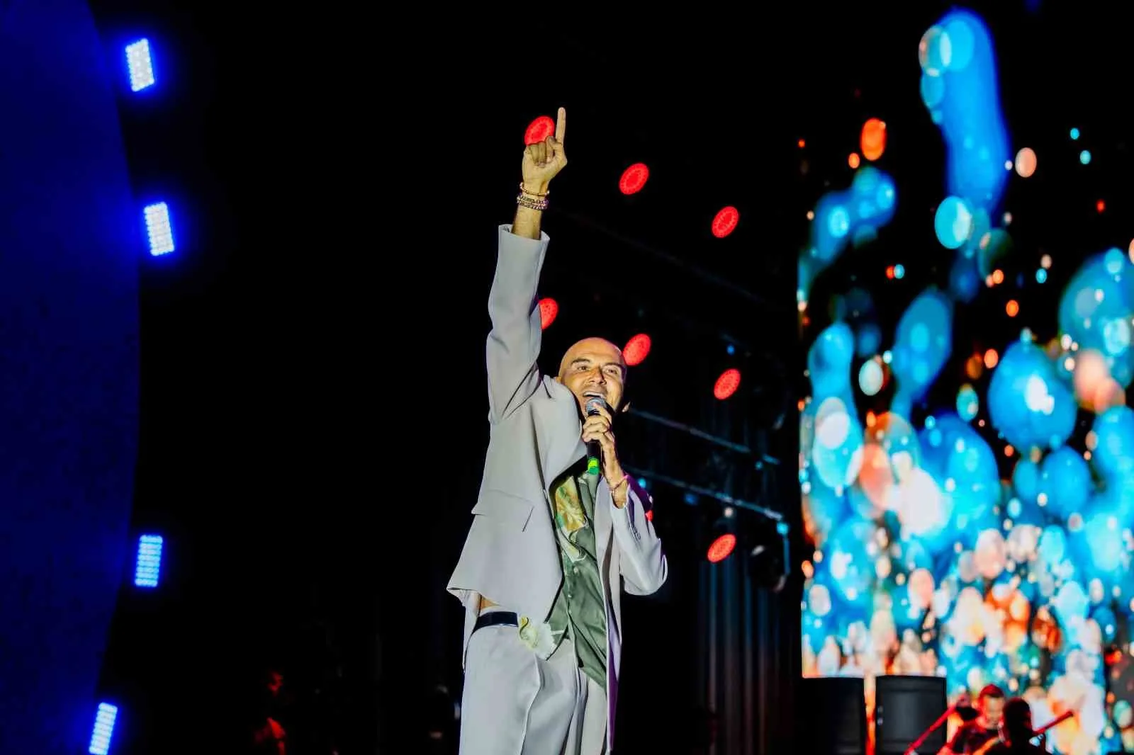 Türkiye Kültür Yolu Festivali kapsamında Malatya’da konser veren ünlü şarkıcı