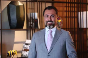 Küresel piyasalarda altın fiyatları tarihi rekorlara tırmanırken, yatırımcılar yeniden güvenli