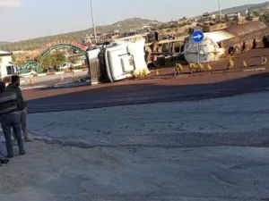 Hatay’ın Altınözü ilçesinde devrilen zeytin posası yüklü tanker sürücüsü yaralandı.