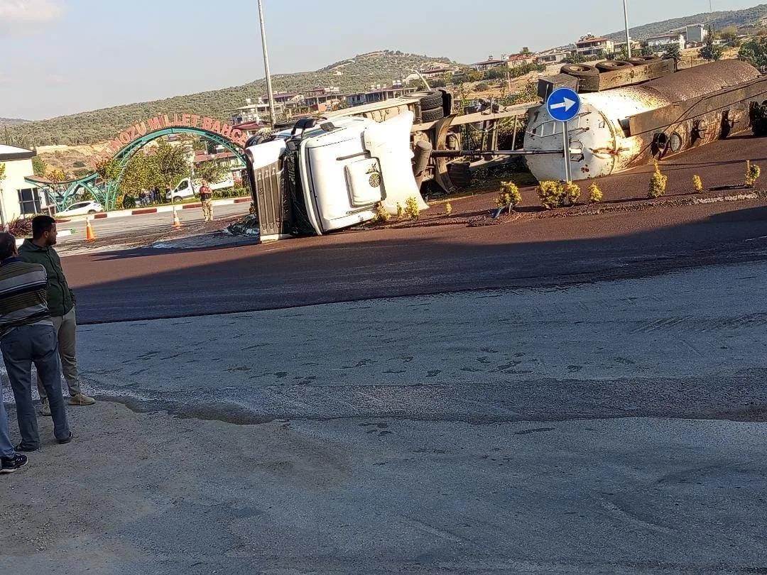 Hatay’ın Altınözü ilçesinde devrilen zeytin posası yüklü tanker sürücüsü yaralandı.