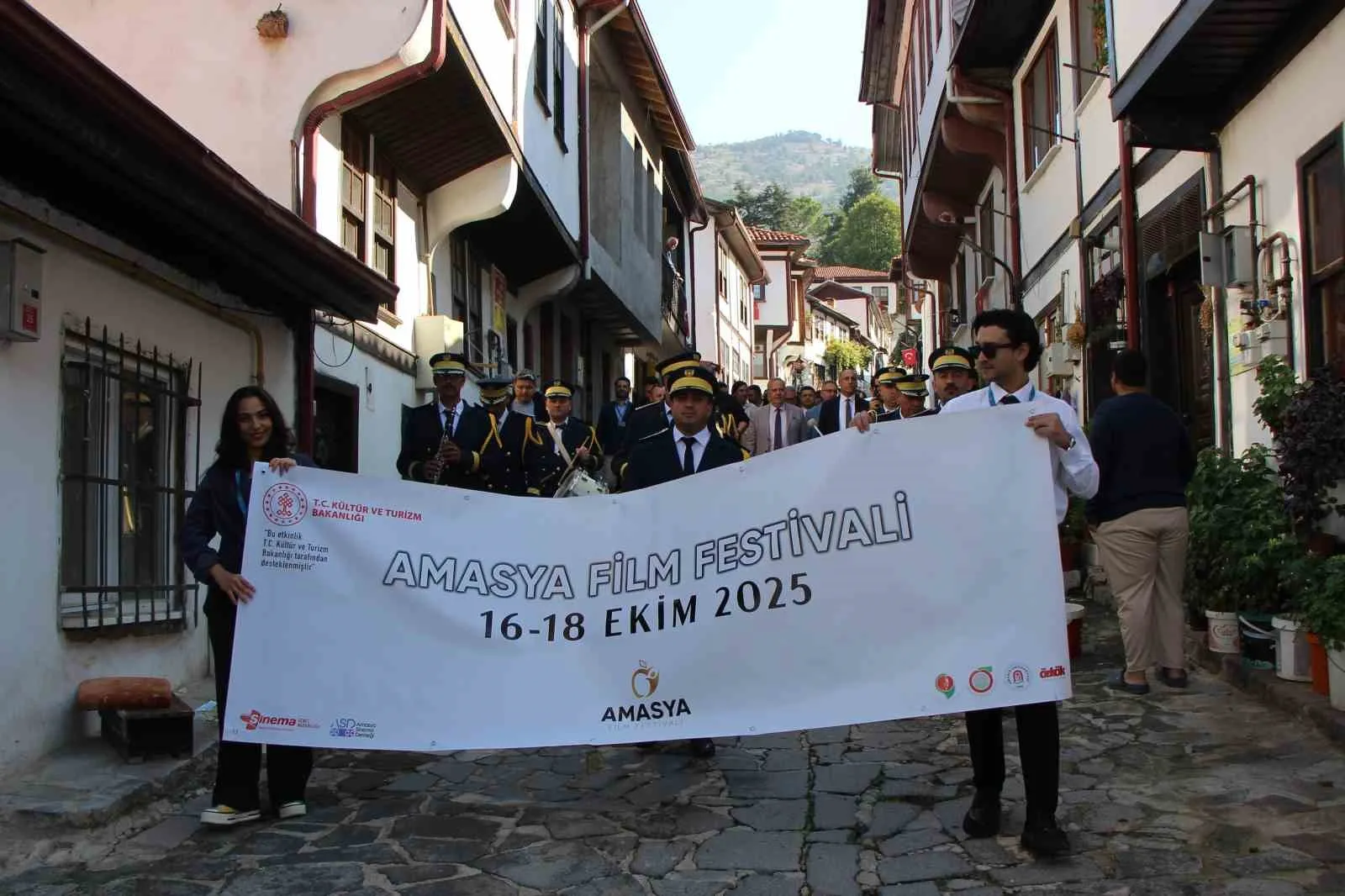 Amasya’da ilki düzenlenen film festivali, Yeşilçam şarkılarıyla başladı. 160 yıllık