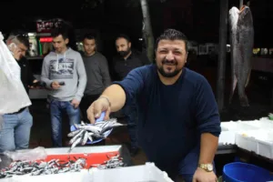 Amasya’da bir balıkçı ile kasap, sosyal medyada başlayan esprili atışmalarını