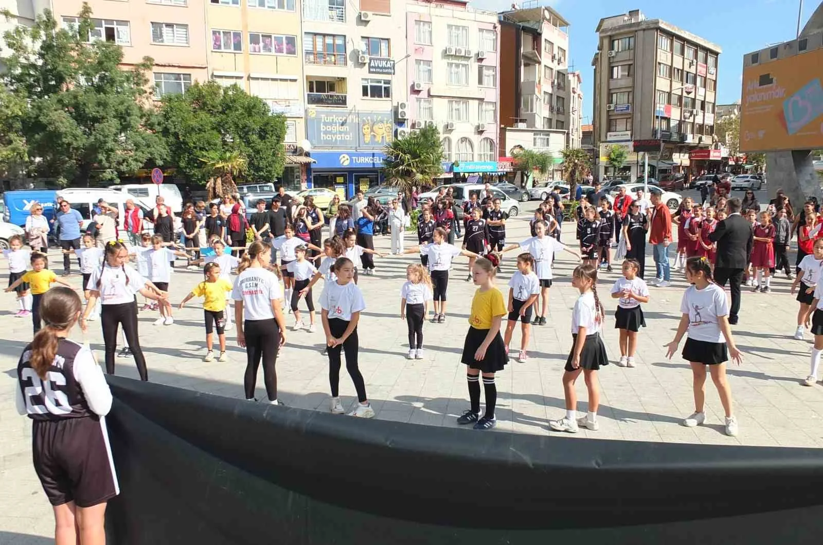 Burhaniye’de İlçe Gençlik ve Spor Müdürlüğü öncülüğünde düzenlenen Amatör Spor