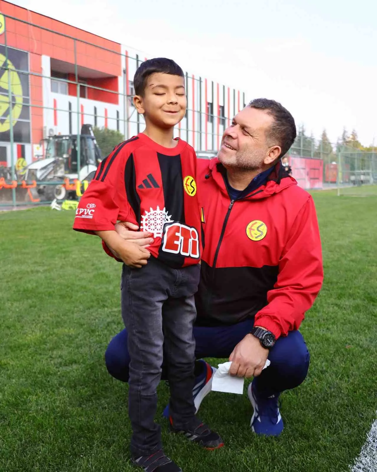 Eskişehir’de yaşayan ve geçirdiği başarılı ameliyat sonrasında görme kabiliyetini kazanan