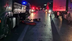 Anadolu Otoyolu Sakarya geçişinde emniyet şeridinde durarak patlayan tırın lastiğini