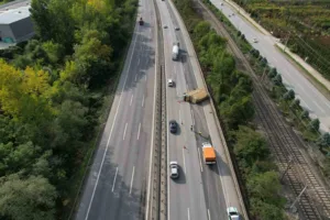 Anadolu Otoyolu Sakarya geçişinde kontrolden çıkan kamyonet yan yattı. Otoyolun