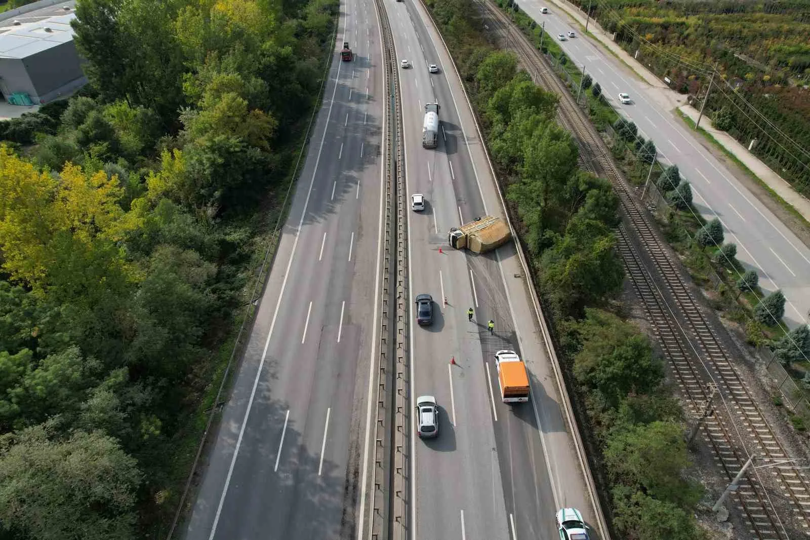 Anadolu Otoyolu Sakarya geçişinde kontrolden çıkan kamyonet yan yattı. Otoyolun