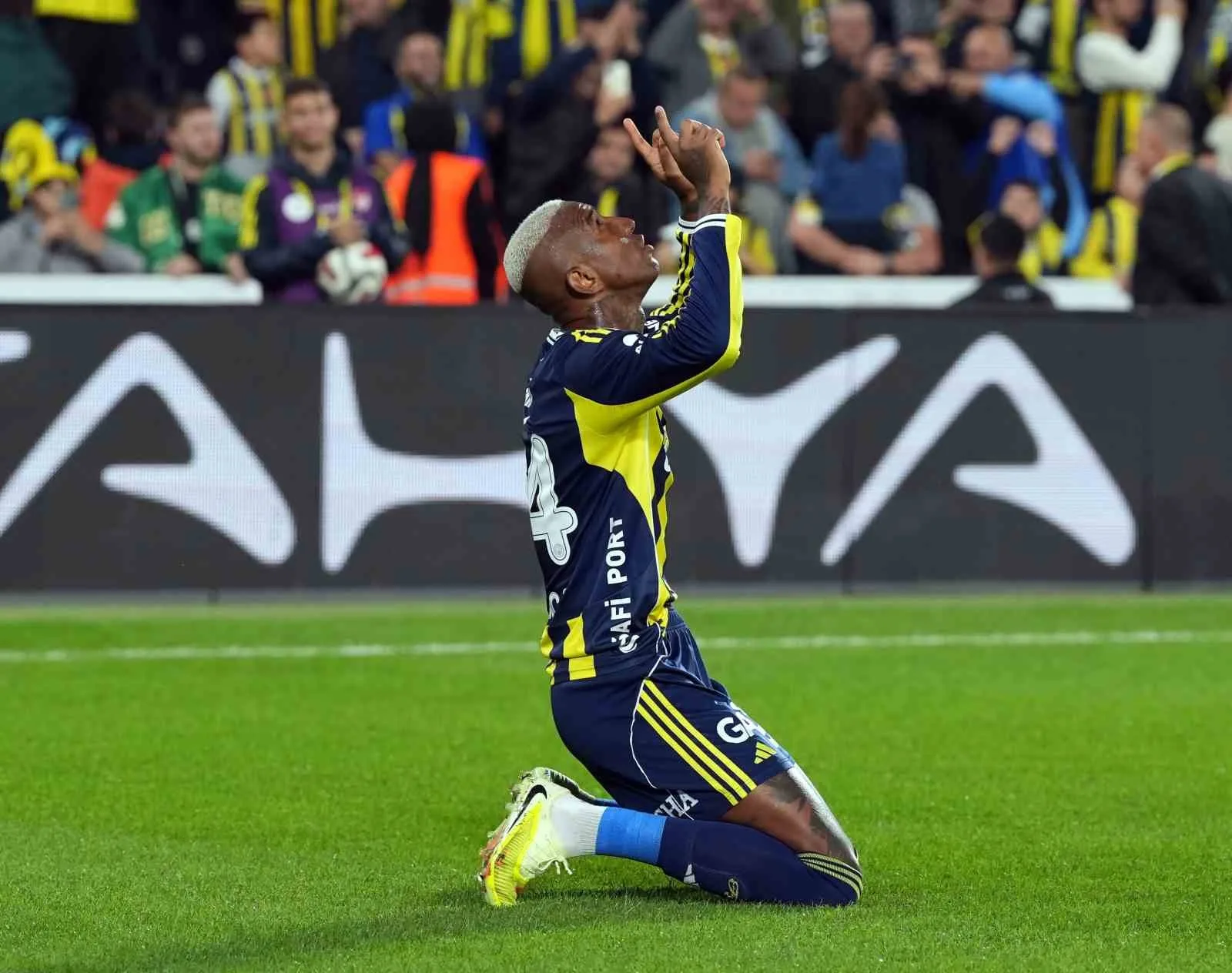 Fenerbahçe’nin Brezilyalı forveti Anderson Talisca, Fatih Karagümrük filelerini havalandırarak, ligdeki